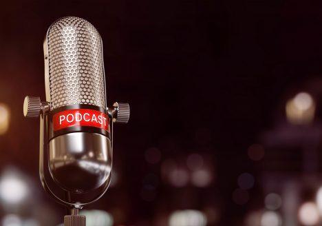 różnice pomiędzy podcastami a graniem na żywo
